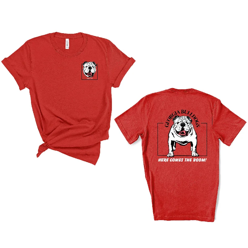 LUCKY & MAXINE UGA  "HERE COMES THE BOOM!" GEORGIA BULLDOGS RED BELLA CANVAS SHORT SLEEVE GRAPHIC TEE Collared Crew Neck Turtle Neck